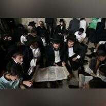 מתפללים בכותל המערבי קוראים את מגילת איכה. | EPA