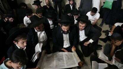 מתפללים בכותל המערבי קוראים את מגילת איכה. | EPA