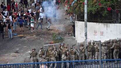 חיילים יורים כדורי גומי לעבר מפגינים בלבנון. | AFP