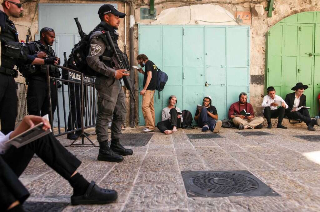 יהודים ממתינים לעלות להר. | AFP