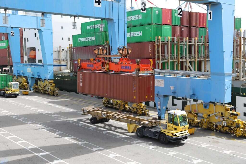 פריקת סחורות בנמל אשדוד. | לירון מולדובן