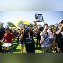 הצעות לתחביב חדש: אולי גלישה בים, אולי צניחה חופשית. מפגיני "קרייס מיניסטר". | שלו שלום, TPS