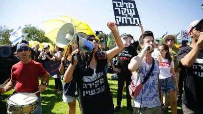 הצעות לתחביב חדש: אולי גלישה בים, אולי צניחה חופשית. מפגיני "קרייס מיניסטר". | שלו שלום, TPS