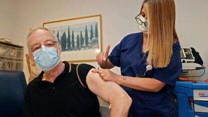 מתן חיסון שלישי למדוכאי חיסון בשיבא תל-השומר בשבוע שעבר. | AFP