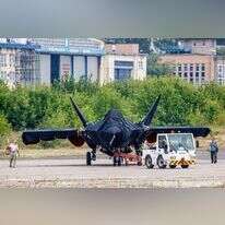 המטוס המכוסה מוכנס לאולם התצוגה בתערוכה במוסקבה. | מתוך עמוד האינסטגרם dvinskyaero