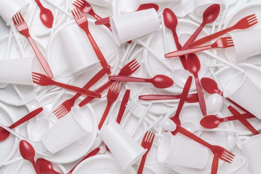 כלי פלסטיק חד פעמיים. | שאטרסטוק