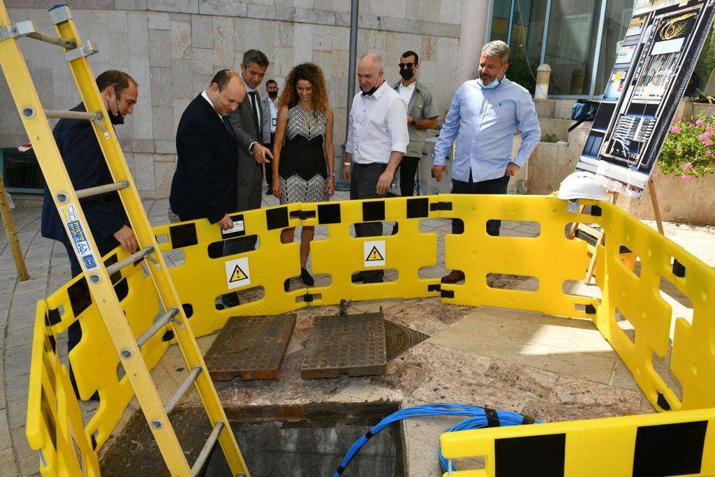 נפתלי בנט ויועז הנדל חונכים את חיבור הסיב האופי במעלות תרשיחא. | חיים צח/ לע"מ