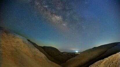 שמיים זרועי כוכבים ולילות לבנים בערבה התיכונה. | פרדי נפתלי