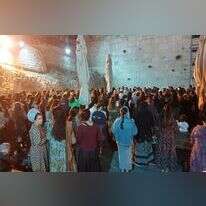 בנות מתפללות לצד המחיצות בכותל השוויוני