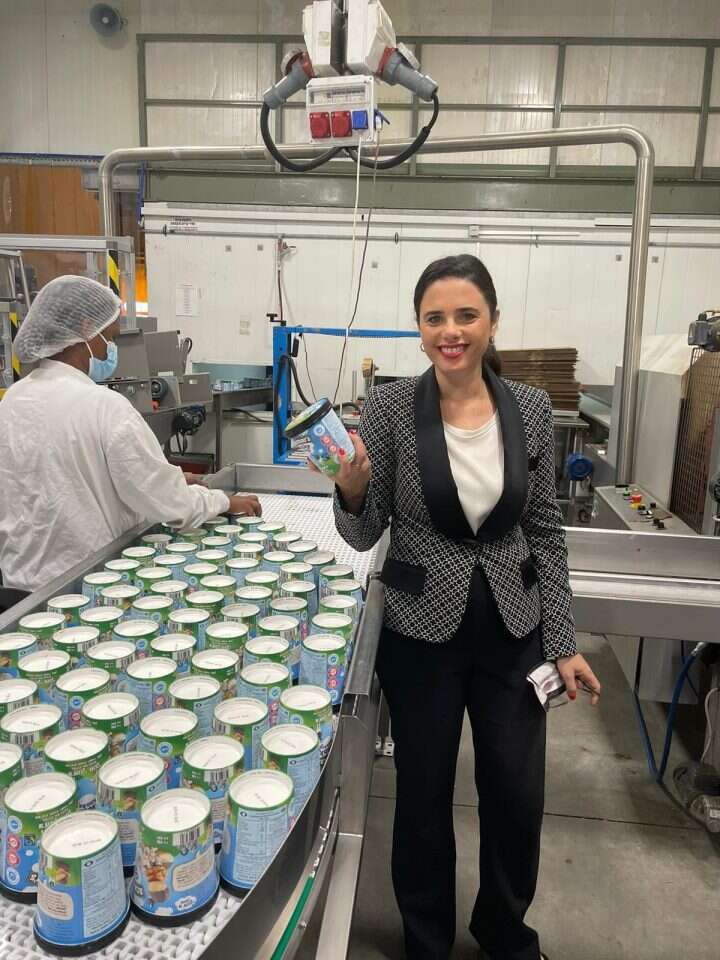 שרת הפנים שקד בביקור במפעל בן אנד ג'ריס, היום