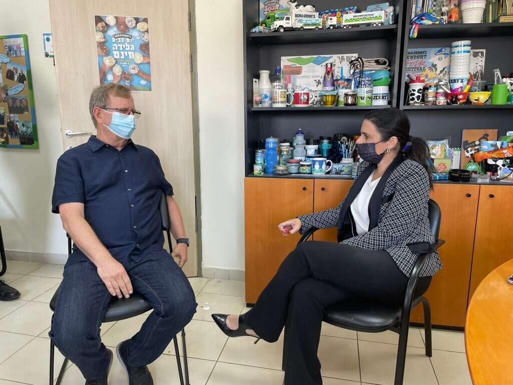 שרת הפנים שקד בביוקר במפעל בן אנד ג'ריס, היום