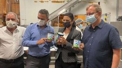 שרת הפנים שקד בביקור במפעל בן אנד ג'ריס, היום