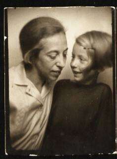 תום זיידמן־פרויד ובתה אביבה הררי . | באדיבות המשפחה