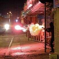 צעיר ערבי יורה זיקוק במהלך "שומר החומות" | AFP