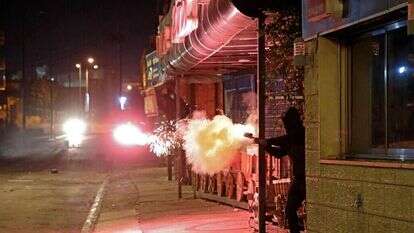 צעיר ערבי יורה זיקוק במהלך "שומר החומות" | AFP