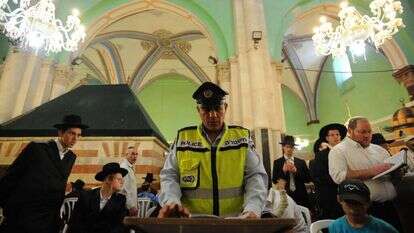 סמכות השוטרים איננה "מחוץ לתורה". מערת המכפלה, 2010 | גיל יערי, פלאש 90