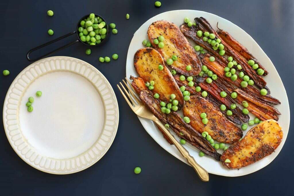 גזרים צבעוניים, אפונה ותפוחי אדמה צלויים בטימין. | אפרת ליכטנשטט גזרים צבעוניים, אפונה ותפוחי אדמה צלויים בטימין. | אפרת ליכטנשטט