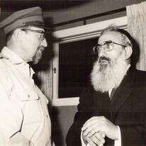 הרבנים שלמה גורן ומרדכי פירון. | באדיבות המשפחה