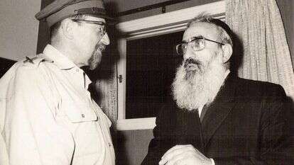 הרבנים שלמה גורן ומרדכי פירון. | באדיבות המשפחה