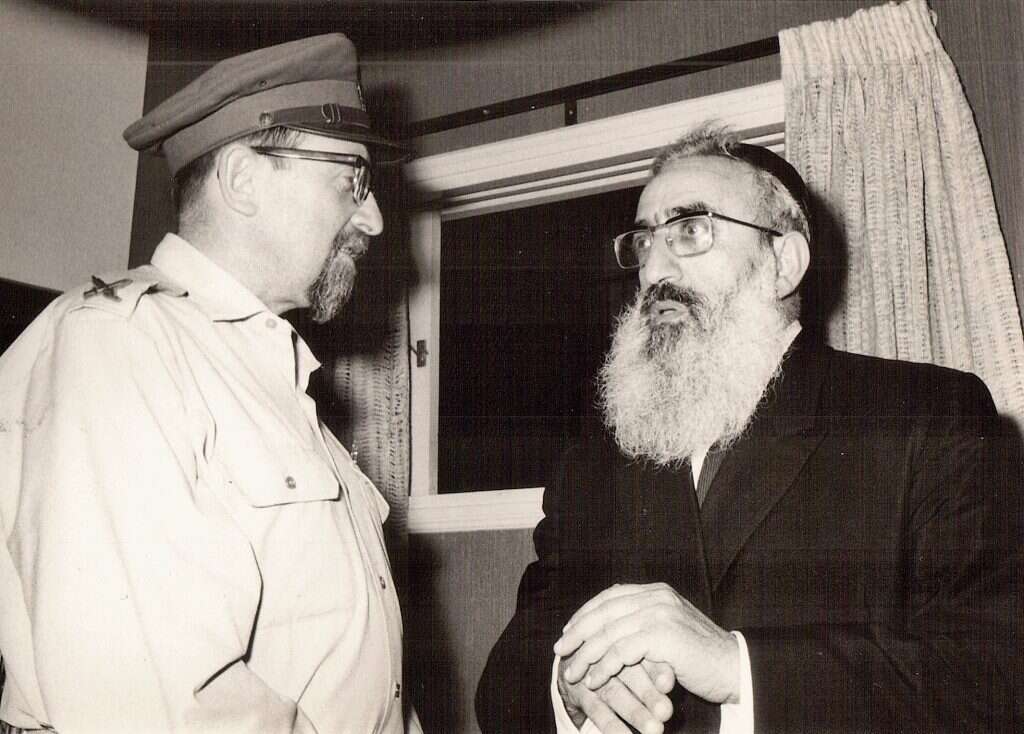 הרבנים שלמה גורן ומרדכי פירון. | באדיבות המשפחה