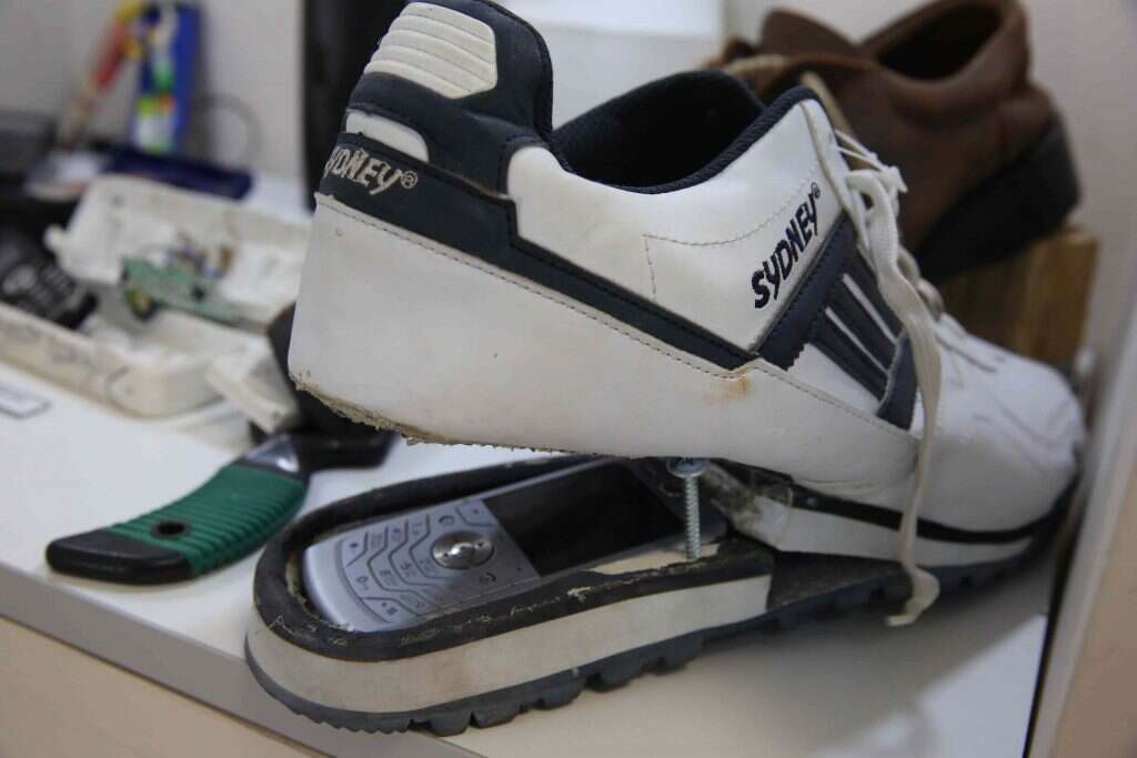 יש מערך מודיעין שאמור למנוע את התופעה. הברחת
טלפון נייד בסוליית הנעל, אילוסטרציה. | חן גלילי