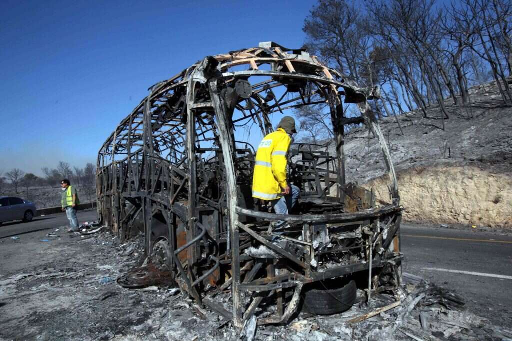 "מחזור שלם של קורס קצינים - אנשים שכל אחד מהם הוא עולם ומלואו". אוטובוס הסוהרים שנלכד בשרפה בכרמל. | יוסי זמיר - פלאש 90