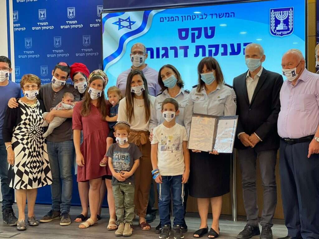 27 שנים במדים ובחצאית. עם השר בר־לב ובני משפחתה בטקס הענקת הדרגות. | אתי פירי