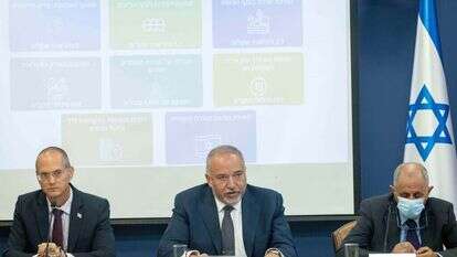 שר החקלאות פורר (משמאל), שר האוצר ליברמן והמנכ"ל בלינקוב, | יונתן זינדל, פלאש 90