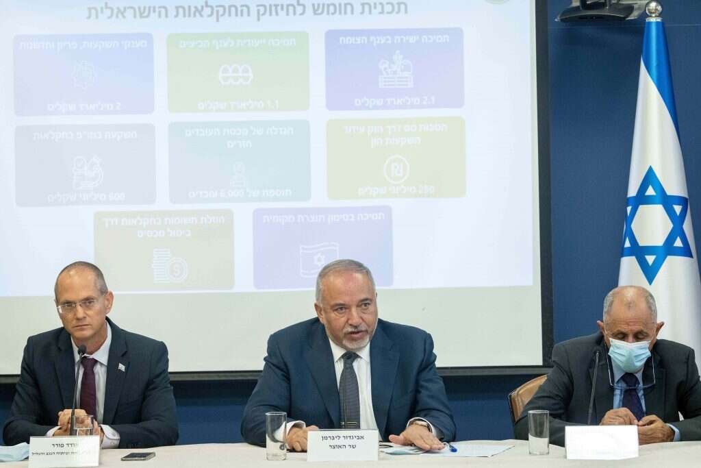 שר החקלאות פורר (משמאל), שר האוצר ליברמן והמנכ"ל בלינקוב, | יונתן זינדל, פלאש 90 שר החקלאות פורר (משמאל), שר האוצר ליברמן והמנכ"ל בלינקוב, | יונתן זינדל, פלאש 90