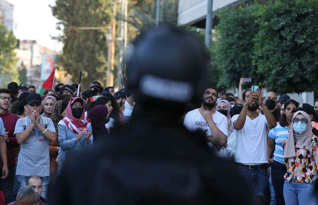 הטלפונים הסלולריים הם יעד לריסוק. הפגנה ברמאללה. | איי.אף.פי