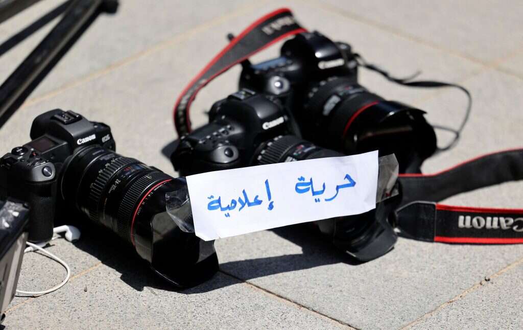 מצלמות על המדרכה. מחאת העיתונאים מול משרדי האו"ם ברמאללה. | איי.אף.פי