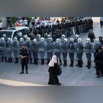 "כל מי שמתקרב ייעצר". שוטרים פלסטינים בהפגנה ברמאללה במחאה על הרג ניזאר בנאת. | איי.אף.פי