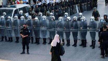 "כל מי שמתקרב ייעצר". שוטרים פלסטינים בהפגנה ברמאללה במחאה על הרג ניזאר בנאת. | איי.אף.פי
