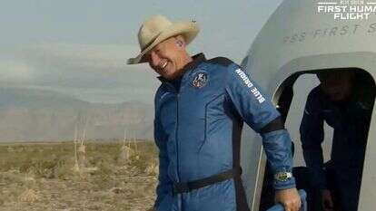 ג'ף בזוס והחללית על אדמת טקסס. | AFP ג'ף בזוס והחללית על אדמת טקסס. | AFP