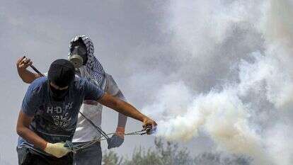 זריקת בקבוקי תבערה. | AFP