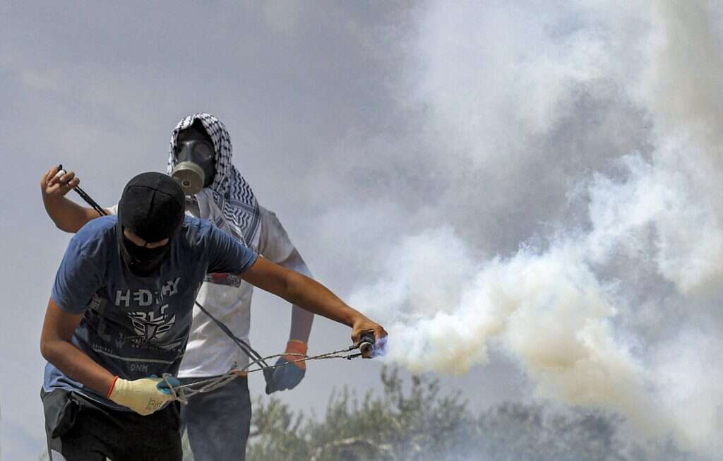 זריקת בקבוקי תבערה. | AFP