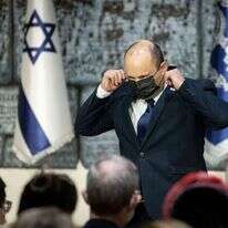 מדבר עם בורלא באובססיביות שמזכירה את נתניהו. נפתלי בנט. | יונתן זינדל, פלאש 90