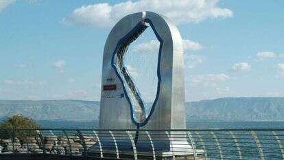 פסל מדיד מפלס הכנרת. | לאון מינסטר