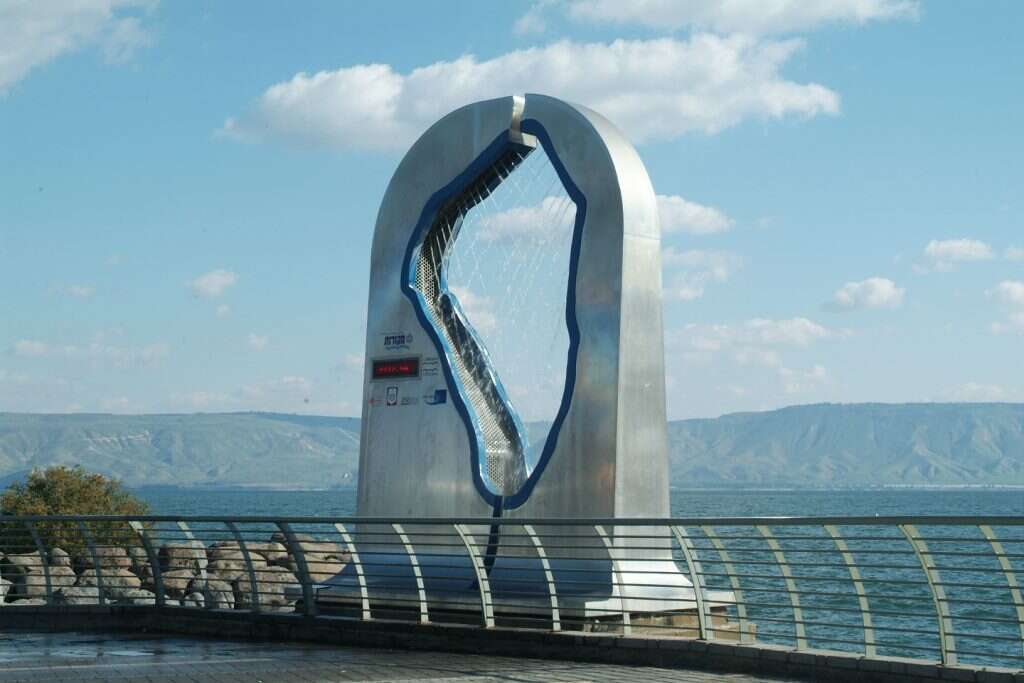 פסל מדיד מפלס הכנרת. | לאון מינסטר