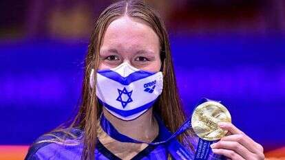 אנסטסיה גורבנקו לאחר הזכייה באליפות אירופה בשחייה. | AFP