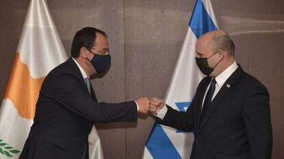 ראש הממשלה נפתלי בנט במפגש עם שר החוץ של קפריסין, ניקוס כריסטודולידס. | קובי גדעון, לע"מ