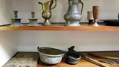 "למה תמיד לחיות בתחתית כפולה, שמות כפולים, שפות כפולות". חפצים יהודיים מהמאה ה־17 ,המוזיאון היהודי בבלמונטה | AFP