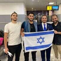 תמונה משדה התעופה באבוג׳ה לפני ההמראה לארץ
מימין: דוד בנעים, יותם קריימן, סגן השגריר באבוג׳ה, רודי רושמן ואנדרו ליבמן. | שגרירות ישראל בניגריה