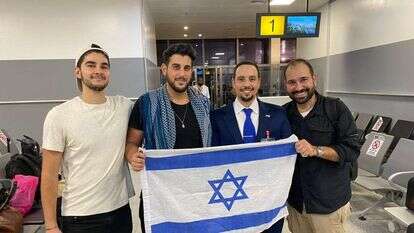 תמונה משדה התעופה באבוג׳ה לפני ההמראה לארץ
מימין: דוד בנעים, יותם קריימן, סגן השגריר באבוג׳ה, רודי רושמן ואנדרו ליבמן. | שגרירות ישראל בניגריה