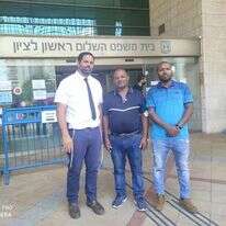 בני המשפחה ועו"ד בלייכר כעת בבימ"ש. | ארגון חוננו