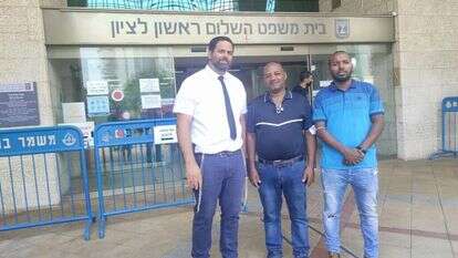 בני המשפחה ועו"ד בלייכר כעת בבימ"ש. | ארגון חוננו