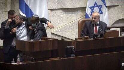 בן־גביר מורד בכוח מדוכן המליאה, | מסך ערוץ הכנסת