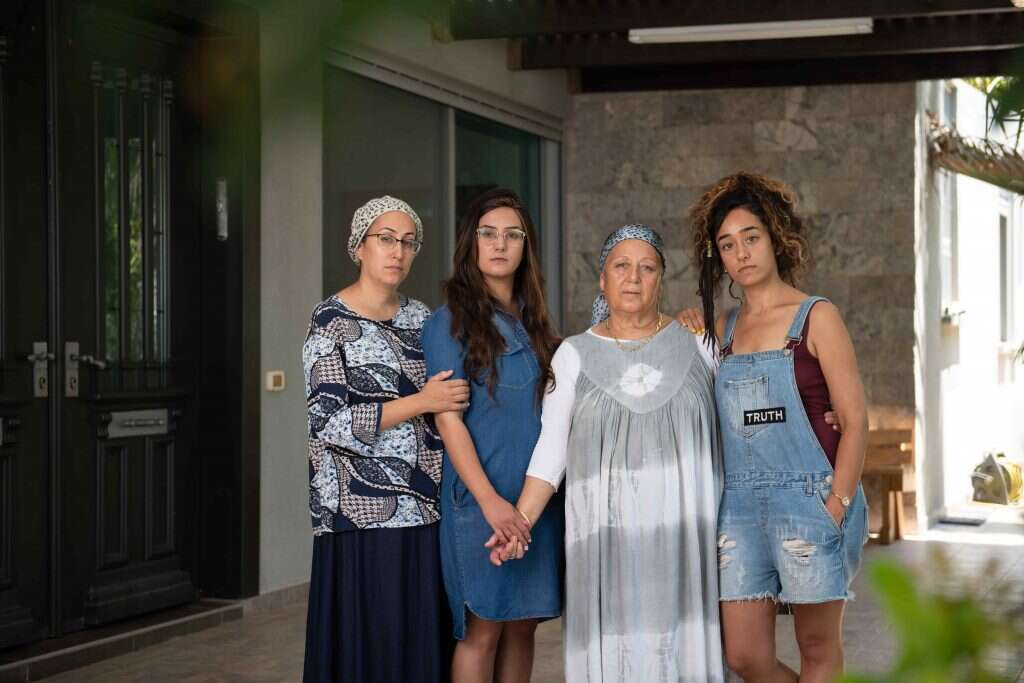 "לימד אותנו לשחות ולשחק שחמט. היה כתובת לכל דבר". מימין: הבת מיכל, האלמנה ויקי והבנות רות ומורן. | שריה דיאמנט