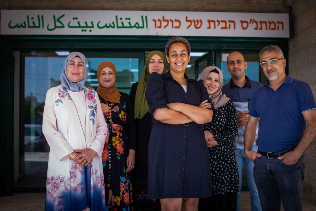 "היו בקלנסווה תושבים שניסו להסביר. אמרתי להם: אני מעריכה אתכם וחיה ביניכם, ואני לא מוכנה לשמוע
הסברים לאלימות". עם עובדי המתנ"ס. | אריק סולטן