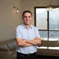 "המבקרים מתעלמים מהמצב הקיים הבעייתי מאוד".
מעתוק בביתו שבעלי. | שריה דיאמנט